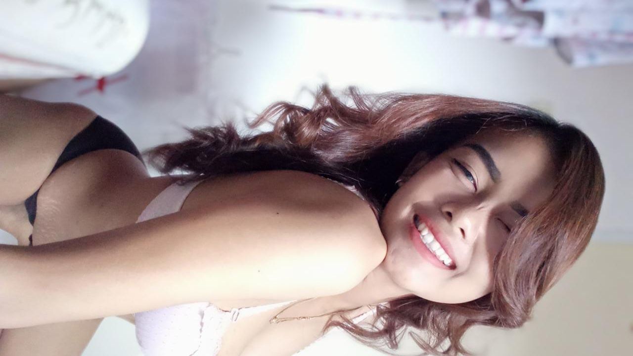 clarakimochi : When I clean the glass, I see my body is so sexy and attractive it makes me very horny