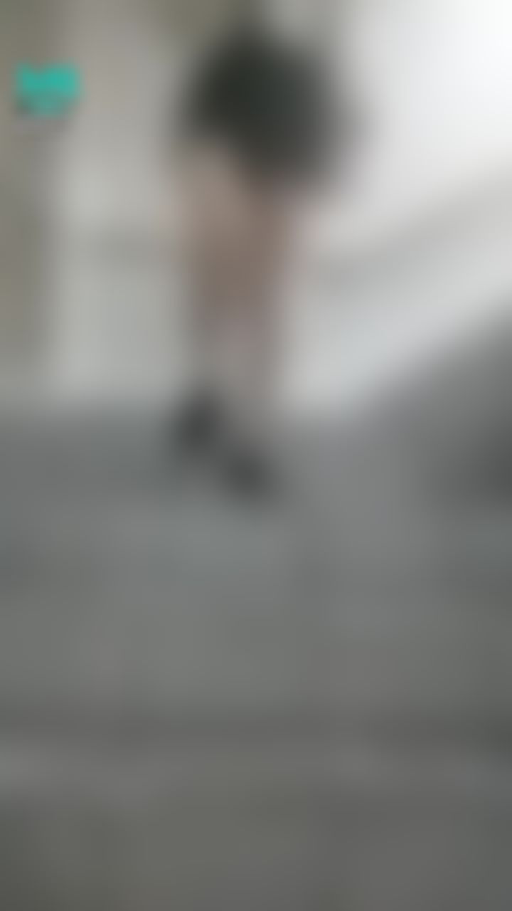 : 被粉絲要求正面穿裙子走下來 分明想看人家的下面😳😳😏😏😈😈