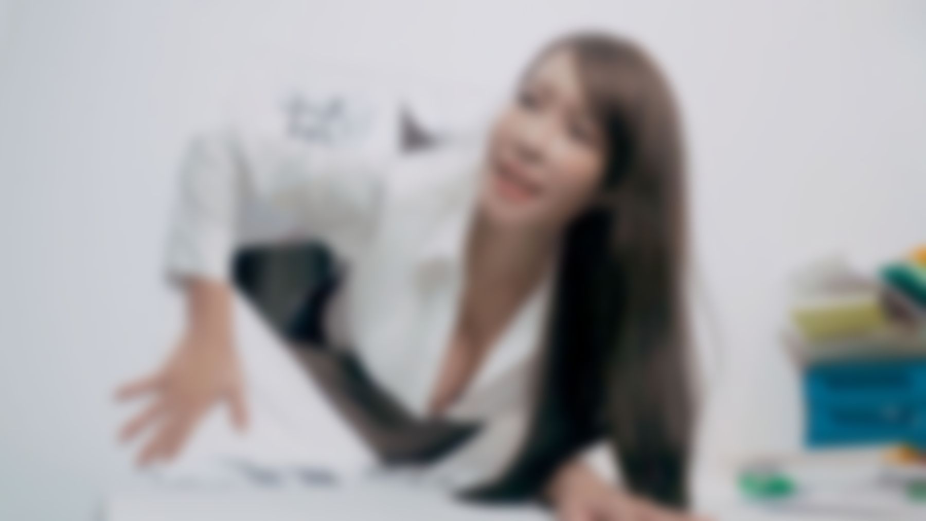 princessdolly : 入職報到的第一天，沒想到就意外卡在檔案室整修中的牆壁裡！就這樣卡著一半，怎麼樣都出不來啊⋯⋯
咦？不是說好要幫忙人家出來嗎？老闆你怎麼亂摸人家的⋯啊啊那裡不可以⋯⋯另外兩個新同事也是，你們大家怎麼這樣啦⋯⋯！！

劇情純屬虛構，劇中演員皆為成年合意演出