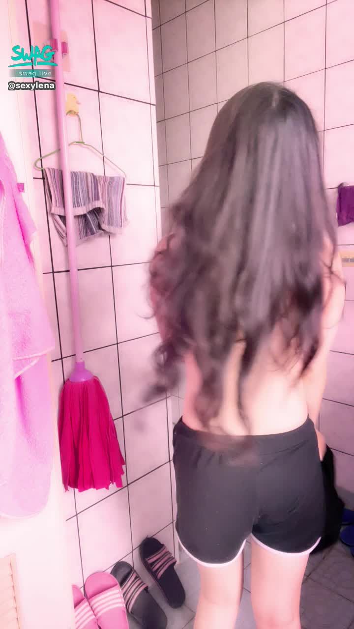 s******a : 🛀洗澡偷拍實錄🛀準備脫衣洗澡囉！總感覺浴室有針孔對著我 這樣我洗澡的秘密會不會就被看光光了🙈🙈