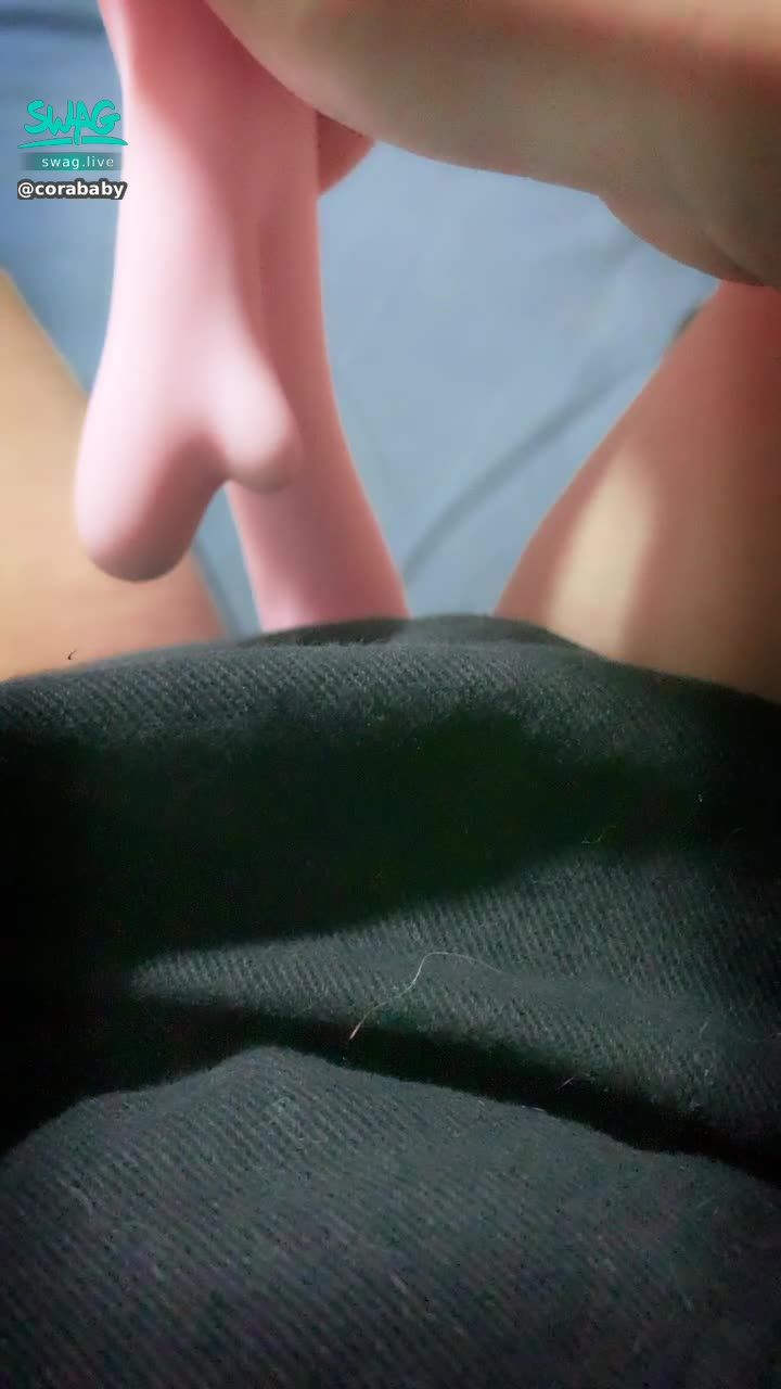 corababy : 🌷寂寞女大生🌷強力的震動混著不受控的淫叫還有水聲💦💦太淫蕩了吧⋯⋯想像小穴被你的肉棒插入😈😈興奮到小荳荳都硬了😳😳天啊好濕‼️哥哥好厲害💦