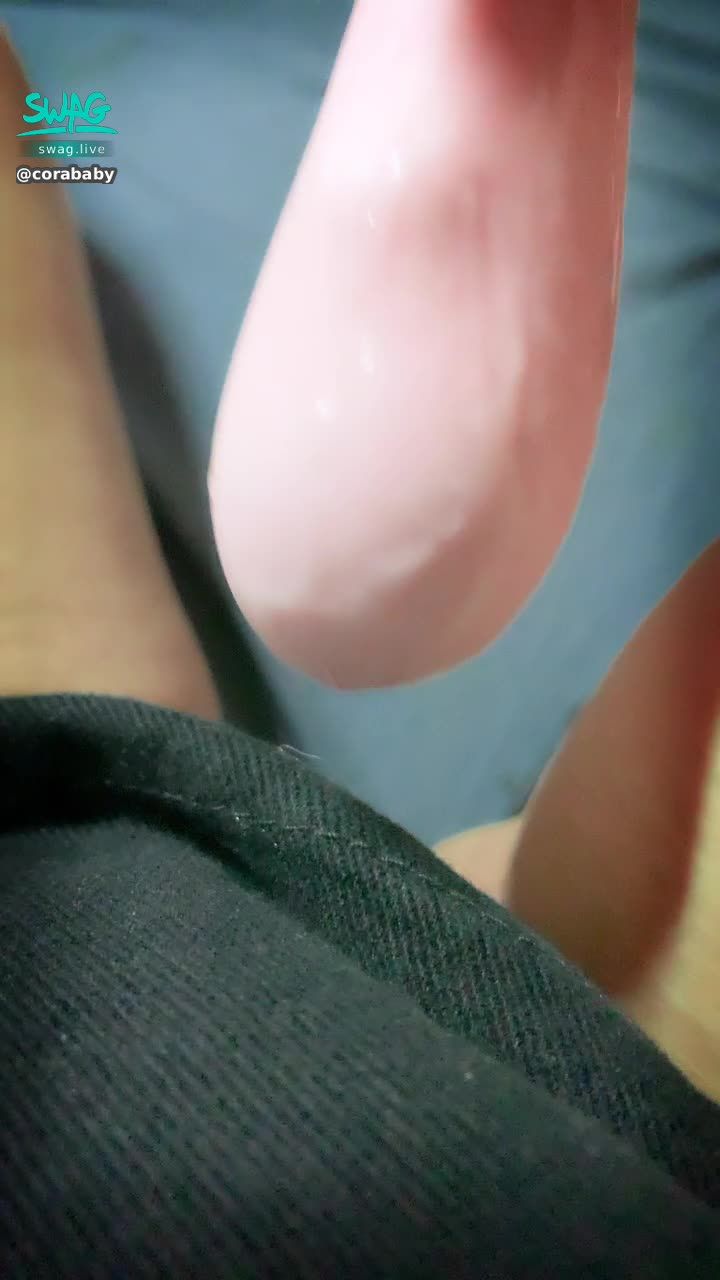 corababy : 🌷寂寞女大生🌷太濕了吧‼️好久沒有用玩具插入💦💦蜜汁沾滿整個🥺有人想嘗嘗Cora的味道嗎😘😘