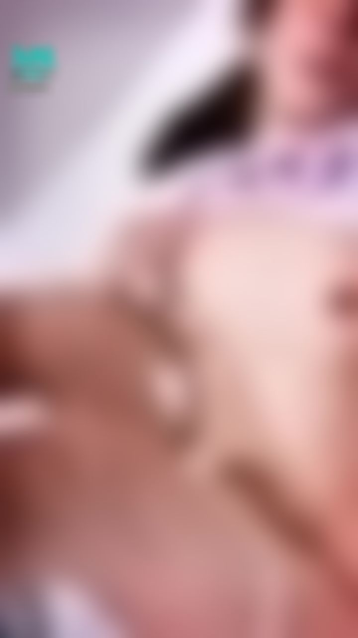  : 👩‍❤️‍💋‍👨抬起女友嫩白的美腿，大腿根部的騷穴讓我想馬上插入💢💢