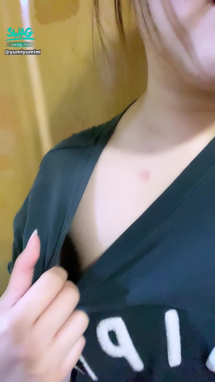 y********i : 今天跟哥哥出去 就多了草莓了🍓