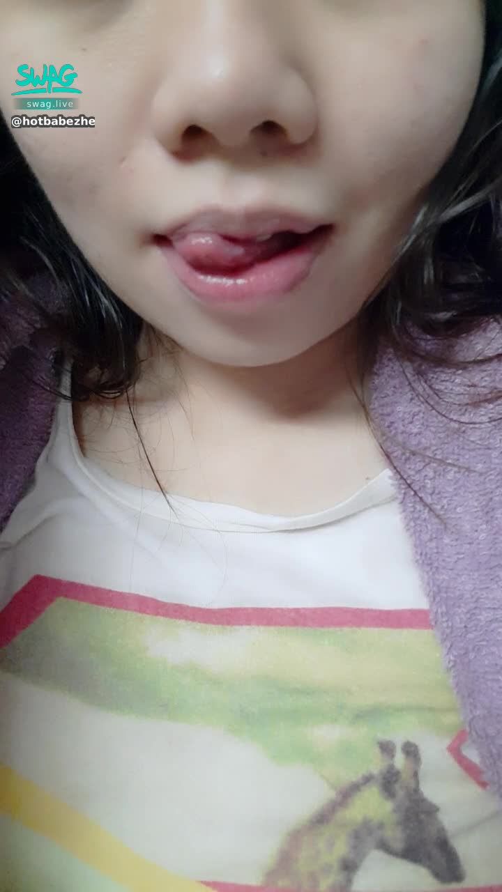 h*********n : 最近几乎每天慰慰，加上熬夜，脸也生了痘 😶 哥哥喜欢舔舔舔吗？