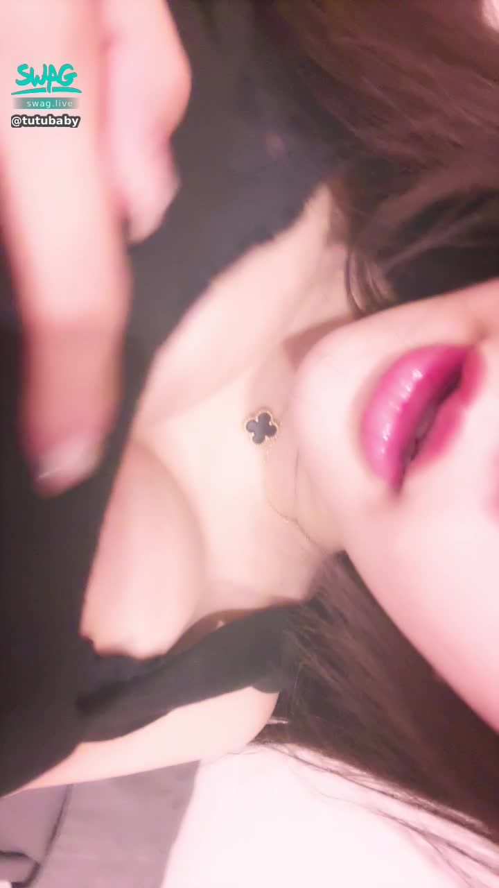 t******y : 沒有人幫忙只能自己來🔞露臉騷🔞舔奶頭❤️❤️