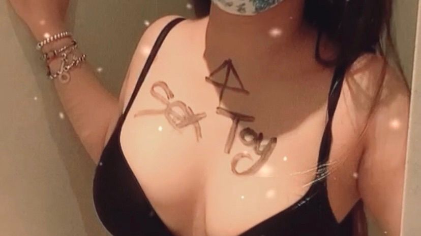 venusbebe : 妹妹的慰慰片🙈這次是被主人罰我😞因為我常記不住自己的身分，令主人感覺被僭越了😞所以主人要我把自己是什麼通通寫在我哪淫賤的身體裡😛
讓我試著坐上去上下上下的搖動著.... 一坐上去就控制不了自己，被不斷滿足的小穴穴... 濕濕的期待著被抽插的小穴穴🙈 #慰慰 #自慰 #diy #胸奴 #32D #性感 #誘惑 #挑逗 #自拍 #原創