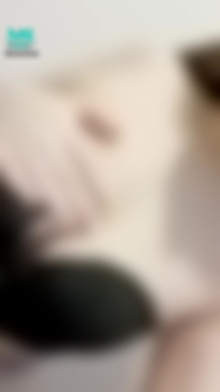  : 騷貨就是騷，露起奶頭來了