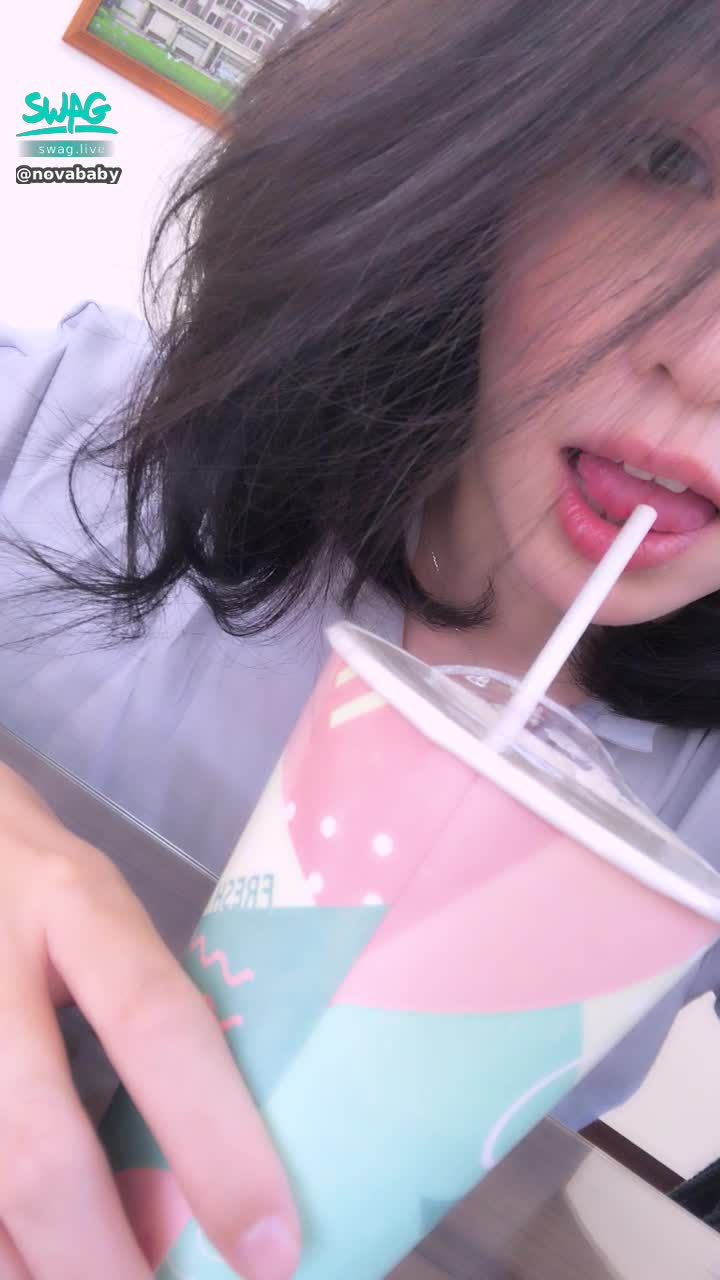 n******y : 喝個飲料都要玩吸管😜