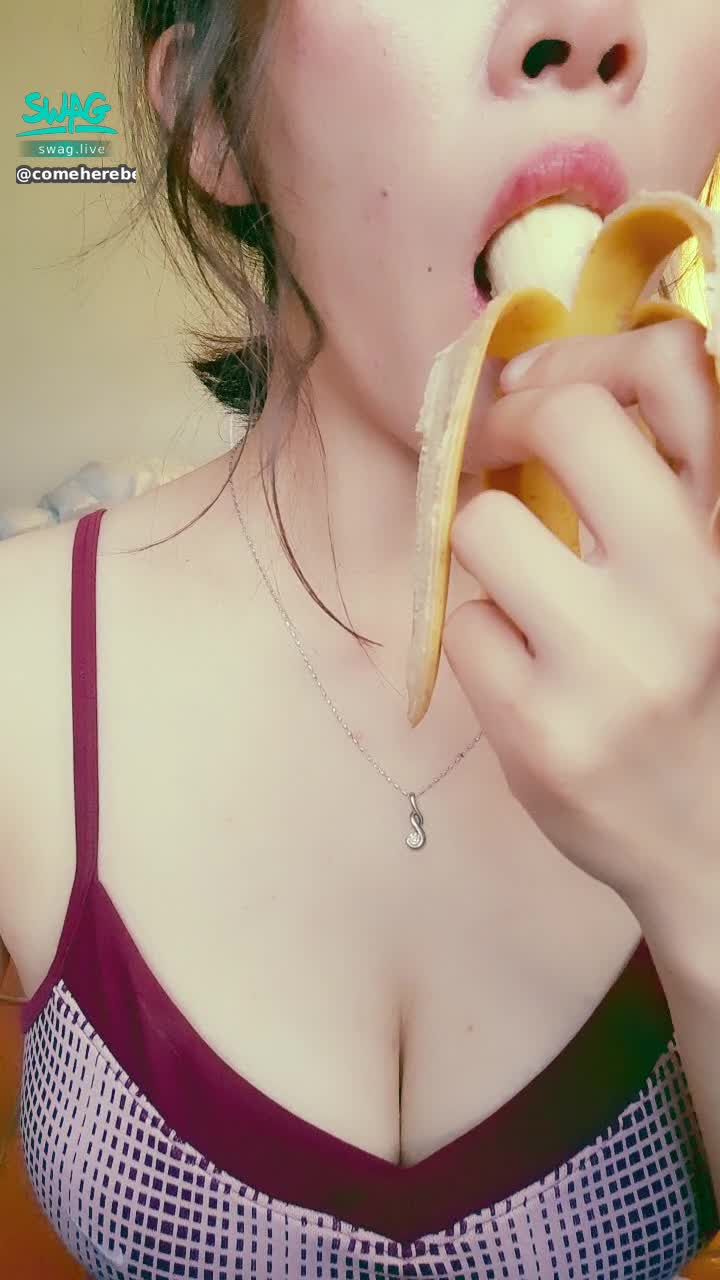 c**********e : 然後……把香蕉吃掉……嗯嗯嗯嗯好好吃～抱歉畫面好晃……