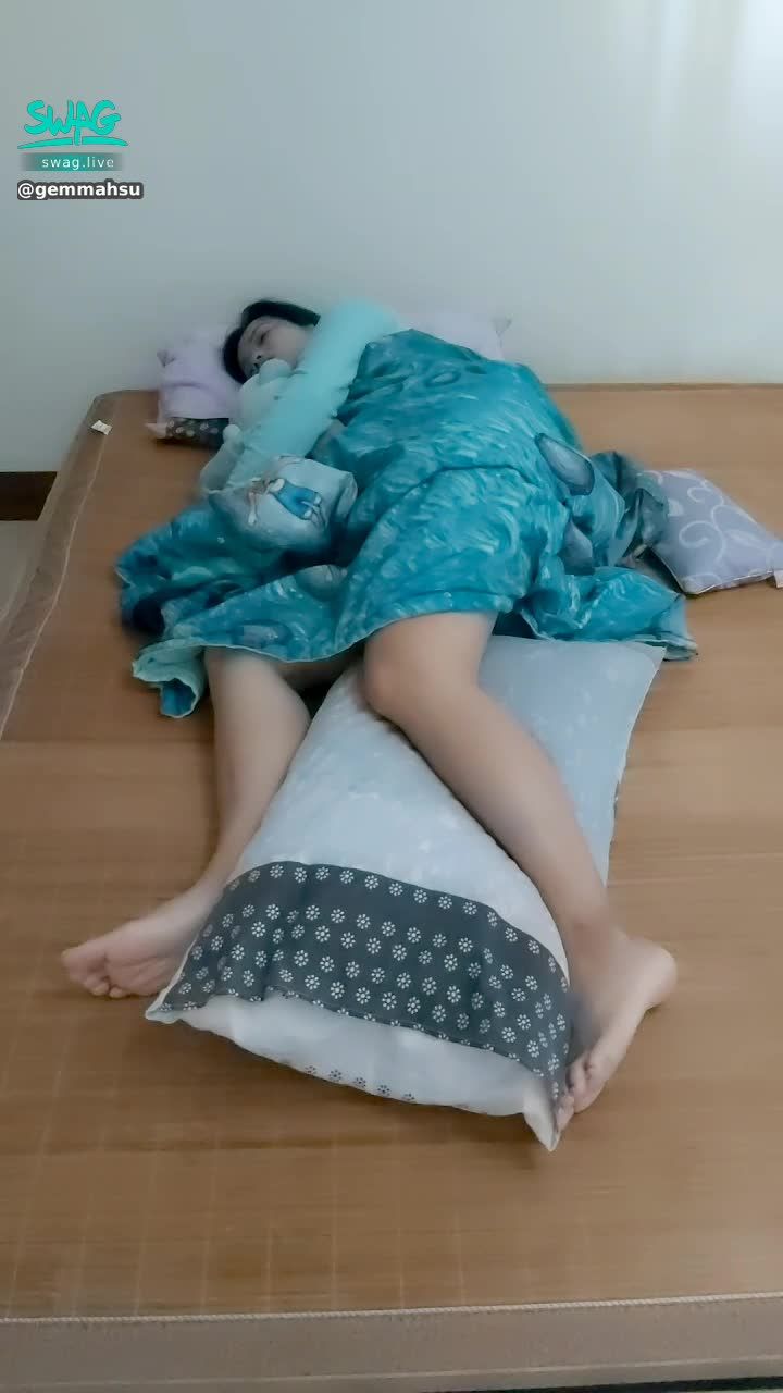  : ❣ Xiaohong is coming #01😳好好休息睡得好舒服哦😁 😳 Rest well, sleep well 😁