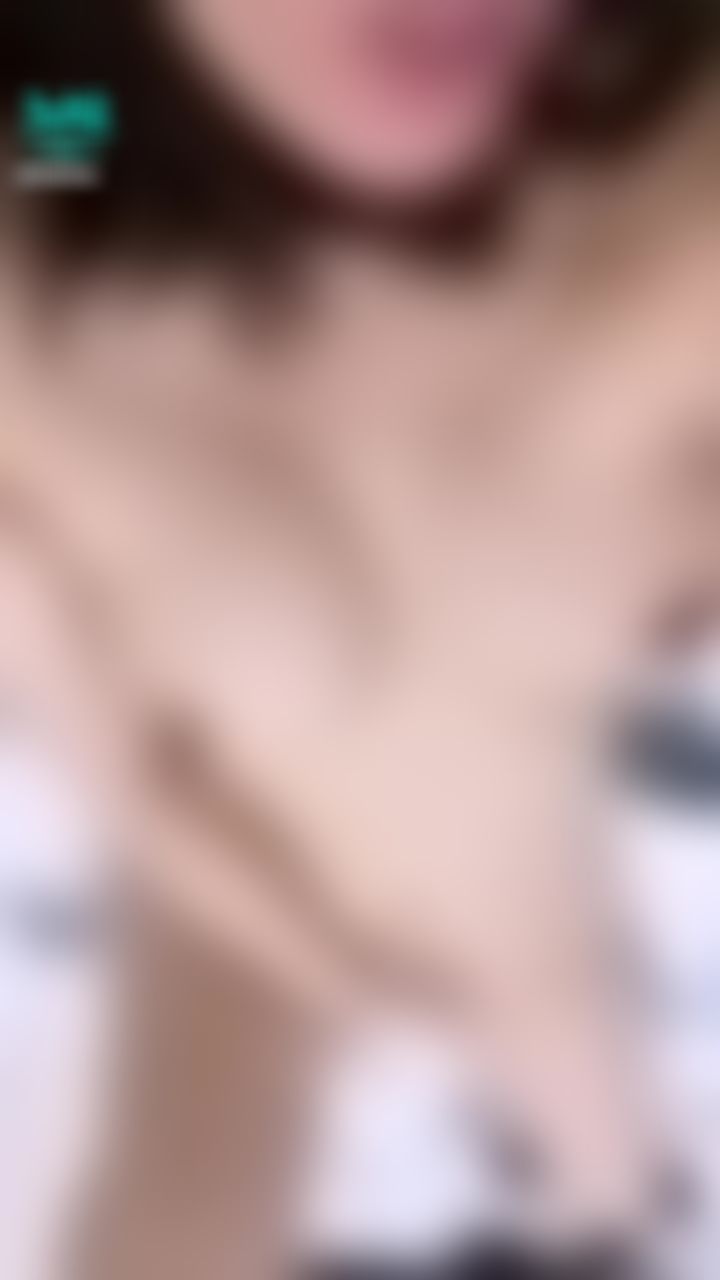  : 躺著愛撫露臉抖動大奶好色的樂樂🥰🥰🥰