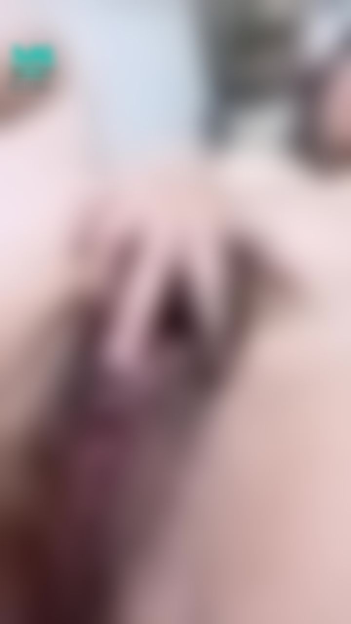  : 露臉慰慰忍不住吐舌頭👅👅👅👅👅，真的很欠插😘😘