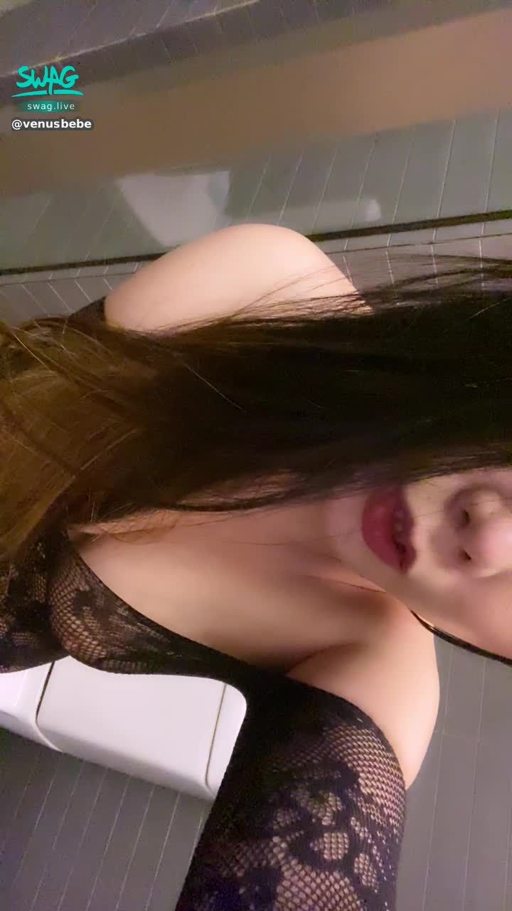 venusbebe : 感謝粉絲們的支持，希望您們都喜歡今天的直播內容～ 那麼消費榜上總消費頭3名的哥哥都可以得到我的客製影片（服裝主題將會跟直播時一樣，絕對的exclusive😍)所以大家覺得這次的直播怎麼樣?妹妹希望能夠得到您們的feedback 喔～ 所以由現在直到明天1pm前，私聊不耗鑽..想要私聊解鎖禮物的話，可以改送禮物🎁😊謝謝大家💋