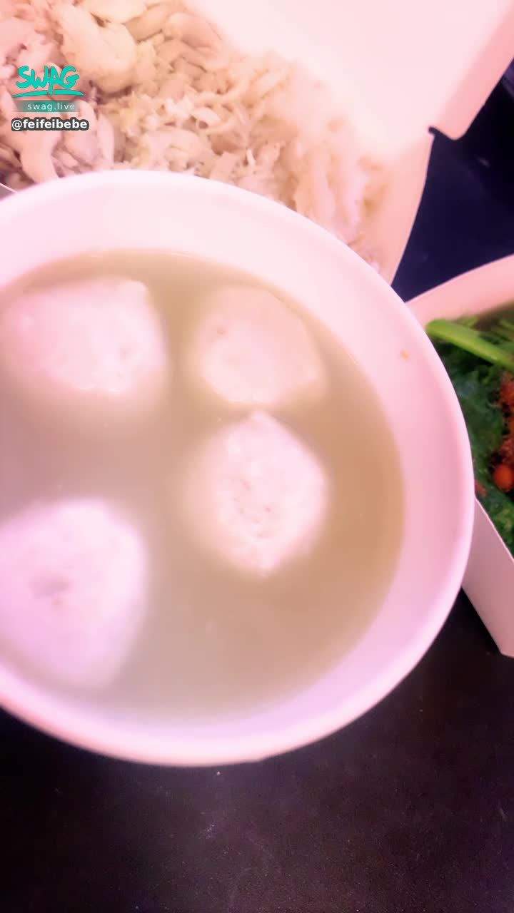 feifeibebe : 今天工作一整天 身體又不舒服... 只好叫宵夜慰勞一下自己🥺🥺🥺