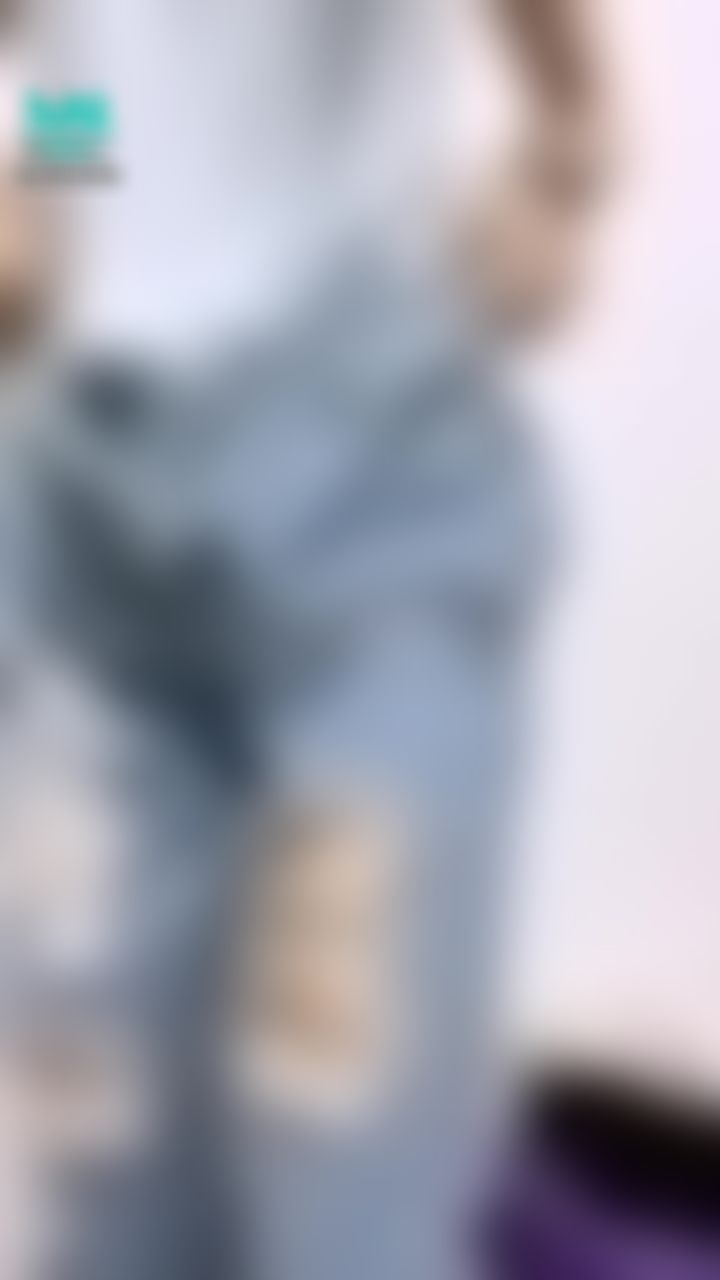 e*******e : 👖艾希的換裝秀👖
再來換褲子了
有洞洞的褲子真的好好玩
