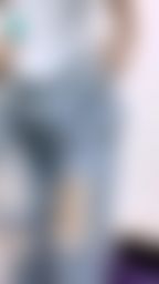 e*******e : 👖艾希的換裝秀👖
再來換褲子了
有洞洞的褲子真的好好玩