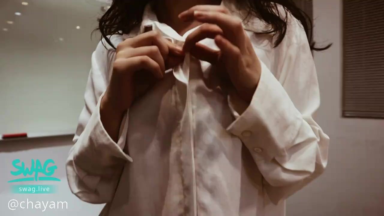 bearlady : 芽芽第一部長片上架囉~~~
哥哥們快來看芽芽色色唷❤️

累了一整天的OL，辦公室壞壞，小褲褲都濕了💦怎麼敢在辦公室呻吟嬌喘呢!!!!