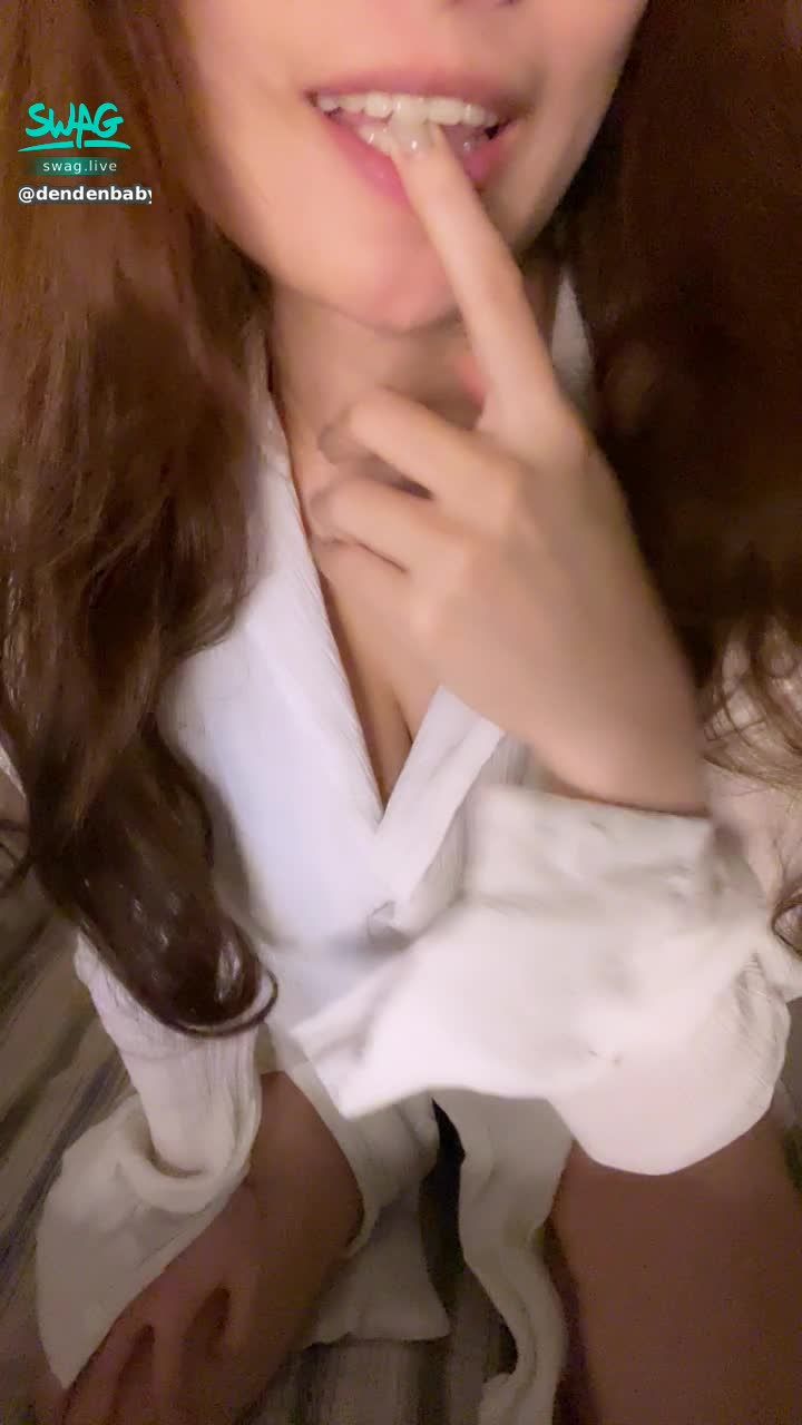 d********y : 巨乳白襯衫💕
穿男友襯衫性感誘惑，扣子一顆一顆解開然後...😳
你受得了嗎？