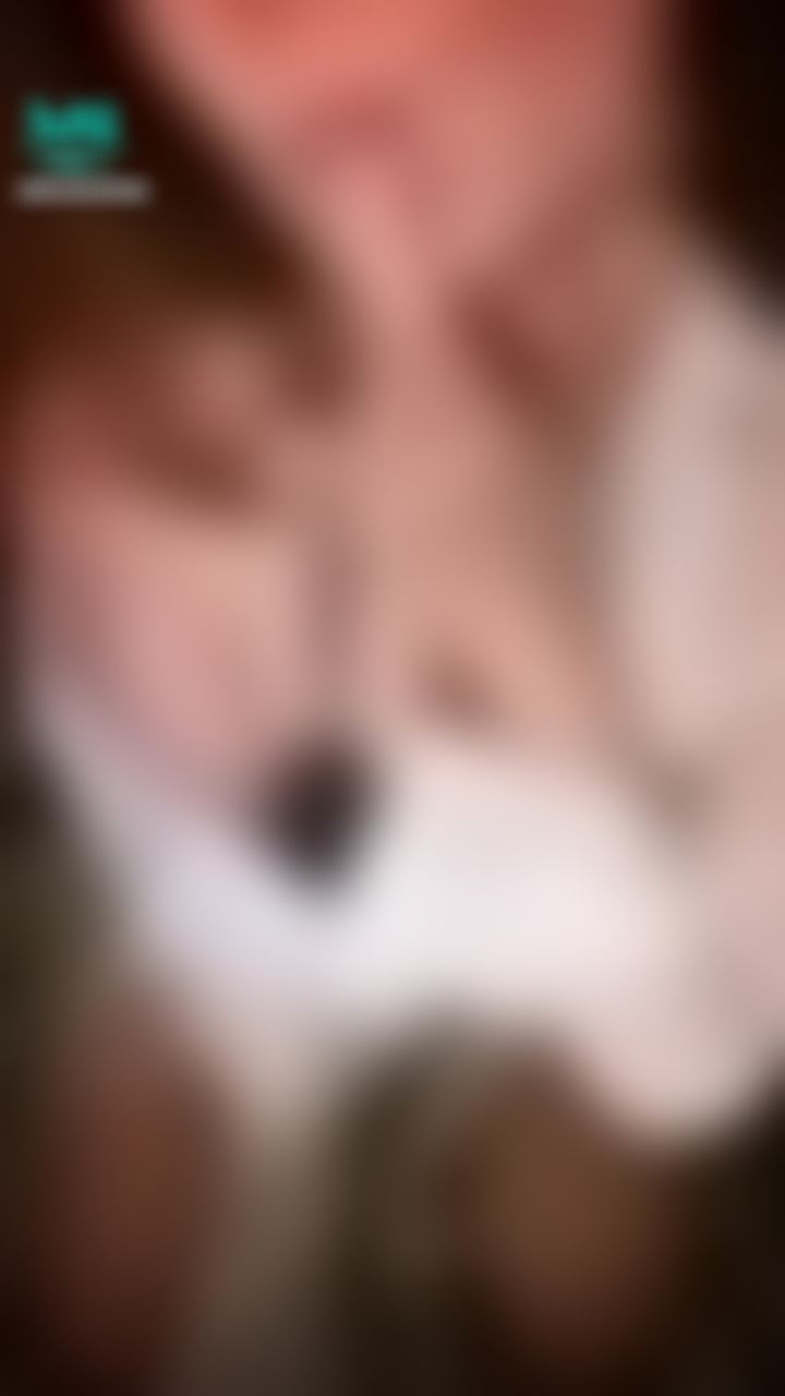 d********y : 露奶露臀💕
解開襯衫扣子慢慢脫掉大跳騷舞
這樣性感的擺動著好有感覺😳
