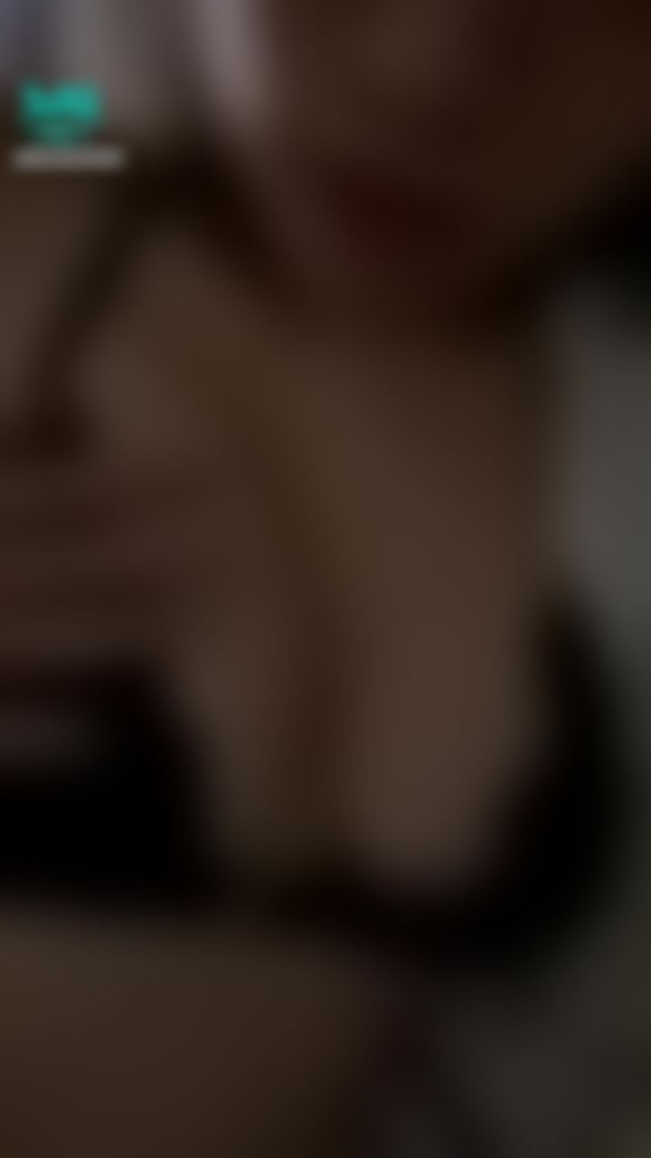 d********y : 露奶露暈淫叫💕
解開內衣揉著巨乳
兩隻手指頭搓揉著奶頭真的好舒服😝
舒服到一直淫叫😳