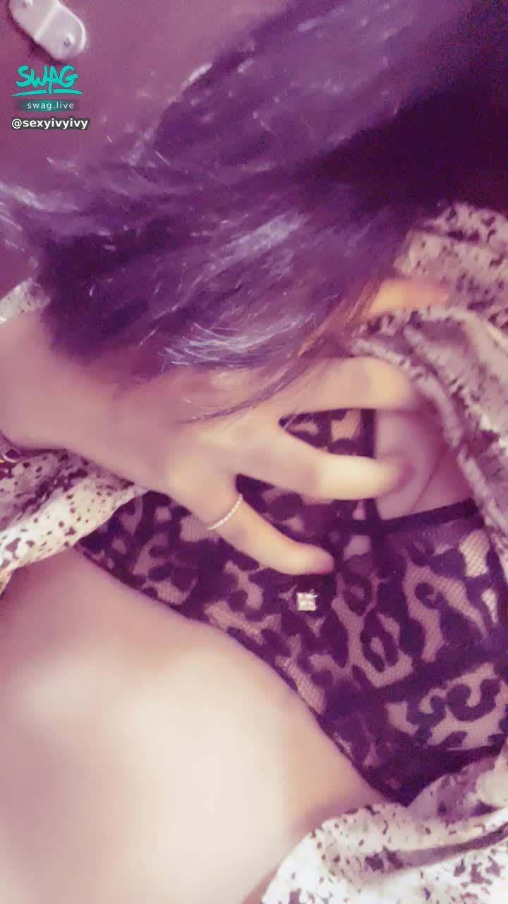 sexyivyivy : 裡面穿這樣夠騷嗎😈😈😈
喜歡被這樣揉揉
可以幫我嗎😛