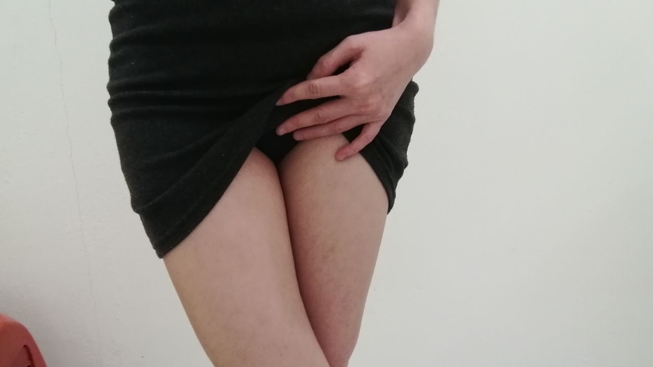a********i : 比比的脚 喜欢吗？ 想不想收藏了呢？ 脚玩着棒棒真的很爽😍