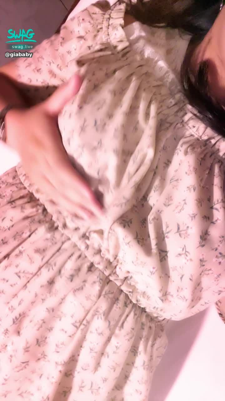 giababy : 本週鑽石女神💎芽芽上線囉💕💕💕
今天比較早抵達旅館
外面還是會有人走來走去 好刺激呀🥺🥺
快來私訊芽芽獲取通關密語㊙️

好康加碼，使用通關密語成功買鑽，私訊芽芽就送性感小影片呦🥰🥰🥰