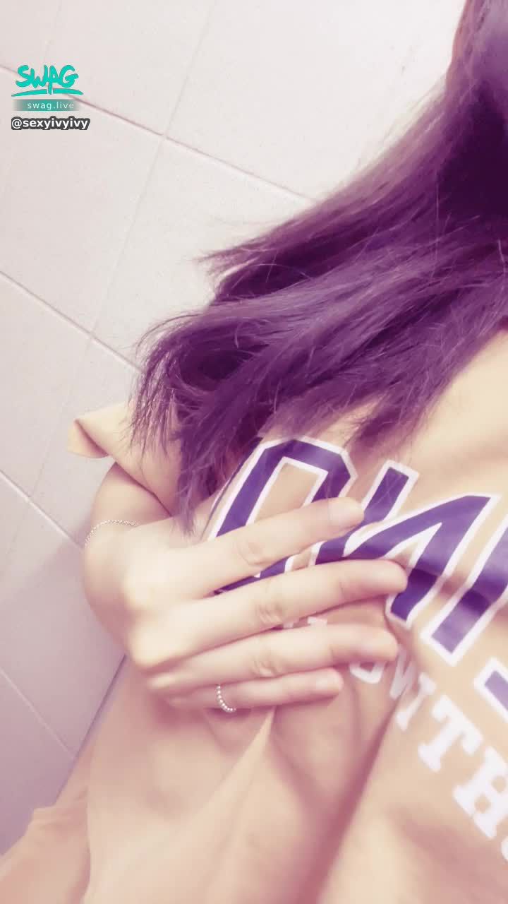sexyivyivy : 今天走一個運動風
但衣服有短
褲子騎車好容易被吹起來看到內褲😈😈😈