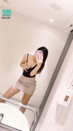 lovesisi : 🔥慾女心經🩸月月來了好想要🔥找個廁所 在鏡子面前摸起來 這舌頭表情好淫蕩