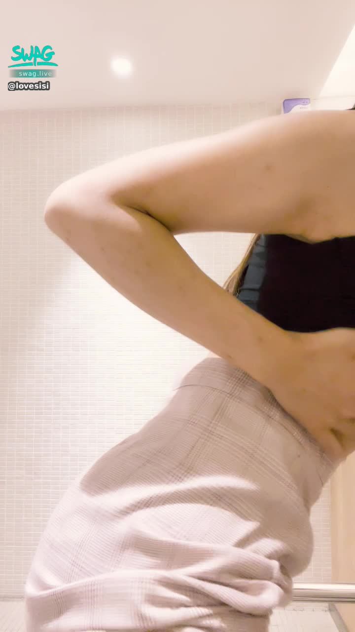 lovesisi : 🔥慾女心經🩸月月來了好想要🔥水蛇腰大奶誘惑上空 你要不要再這麼刺激的地方跟我......？😈