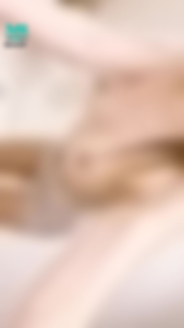 lovesisi : 🔥慾女心經🩸月月來了好想要🔥好震 趴好讓你用這個姿勢後入好嗎？只隔著一道門 媽媽還在外面講電話太刺激了吧？