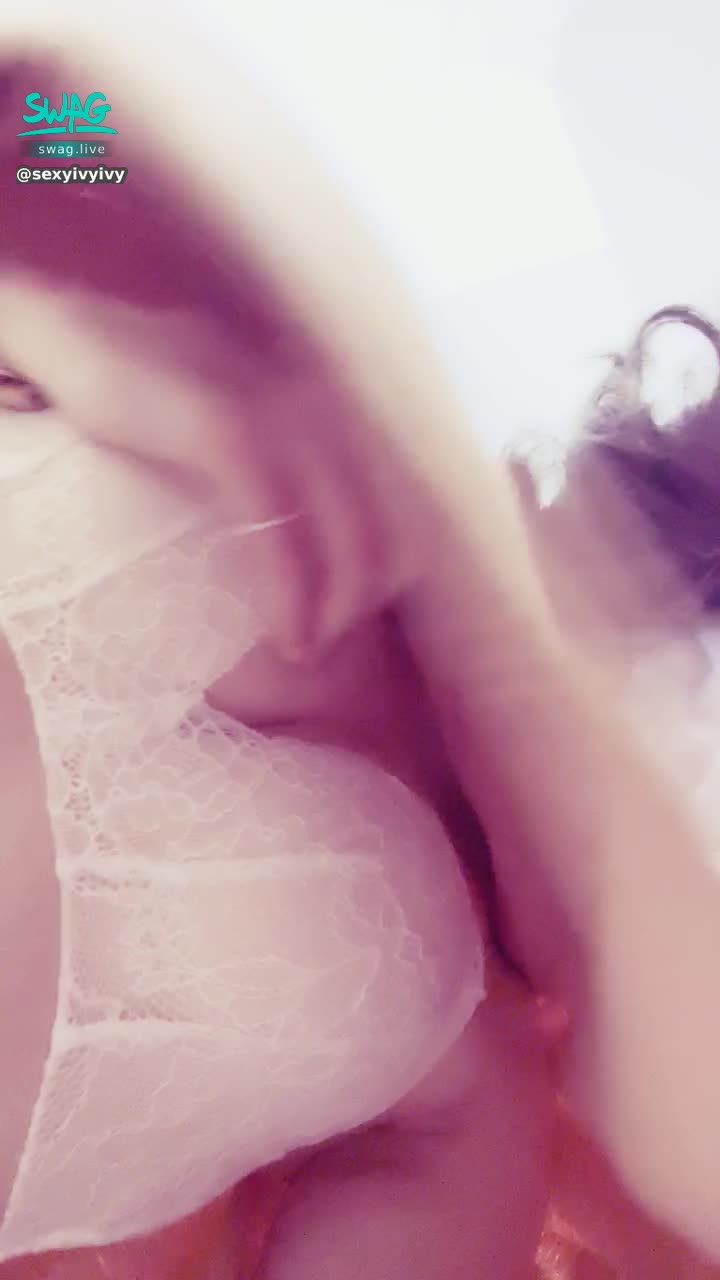 sexyivyivy : 衣服寬
褲子也寬😂😂😂
還好沒有玻璃橋要我走
不然下面的人可以把我看光吧😈😈