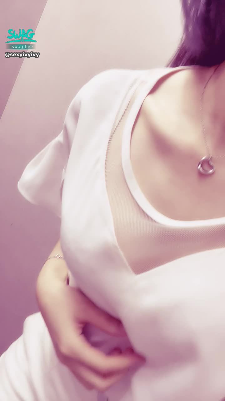 sexyivyivy : 最近會一直穿新衣服😈😈
看看這件上班不透明的好不好看🙈
會想讓寶貝抓一下嗎