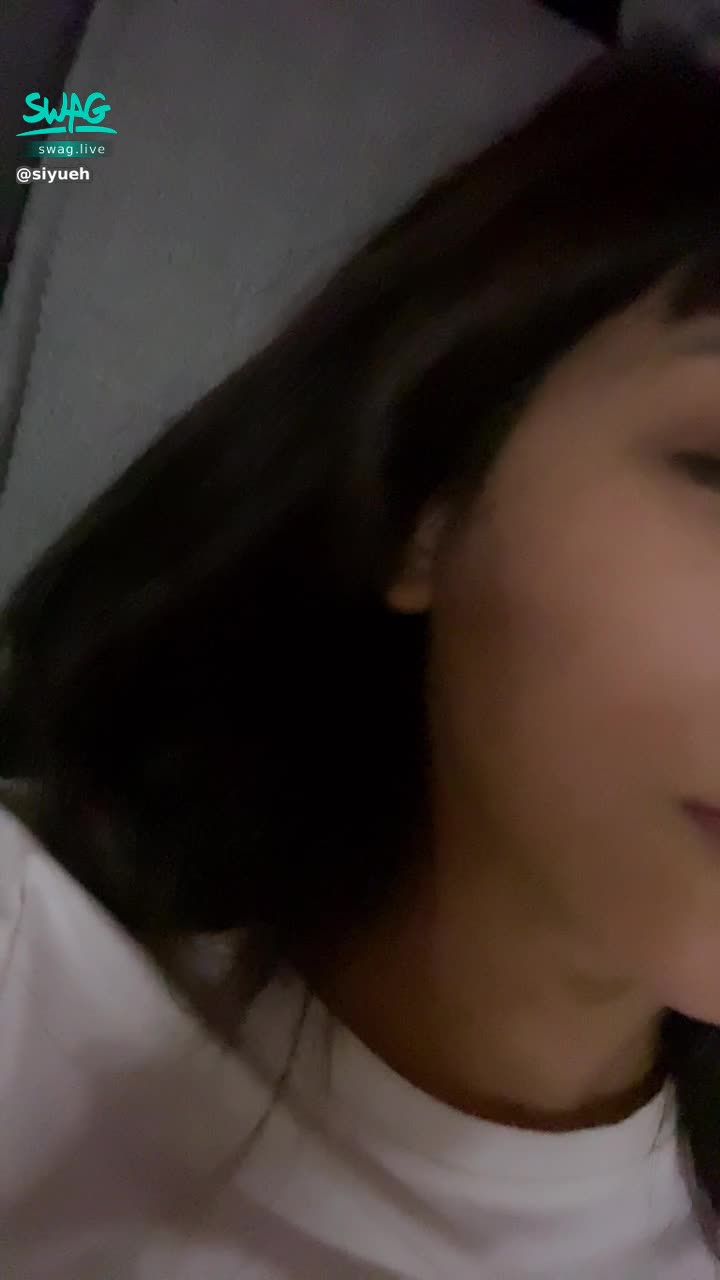 siyueh : 先放鬆一下 坐一下按摩椅等等要拍限動惹💕
最新長片 你不能錯過的好片😈
叫外送餐點 遇到粉絲！要求簽名在肉棒上面！被粉絲塞滿狂插內射...精液流出特寫..小穴被幹翻了！
工作外宿的晚上 叫了外送餐點 
看著成人頻道 跟著影片自慰 
自慰到一半 外送小哥到了 竟然遇到粉絲！

外送小哥
拜託簽名在肉棒上面..這種害羞的要求...

因為肉棒軟軟的簽不上去
於是我幫忙哥哥弄硬
弄著弄著我的小穴越來越濕...

所以硬騎上了外送哥哥的肉棒
將大肉棒插入我的小穴

外送哥哥也忍不住了
狠狠的幹著我的小穴
快速的抽插著穴穴

最後我們一起高潮了
被精液灌滿滿我的小穴
熱熱的精液慢慢從我的小穴流出...

最後我們還合照當紀念禮物
留下這特別的高潮回憶

https://swag.live/flix/6095ed69378a1690e8d8f095?lang=zh-TW

女僕系列：
https://swag.live/flix/60400f297856952c12f06ec4?lang=zh-TW