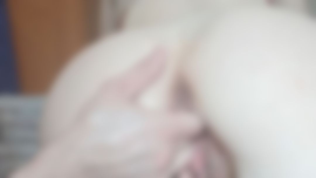 lilybarby : He fisting brought the beauty to orgasm