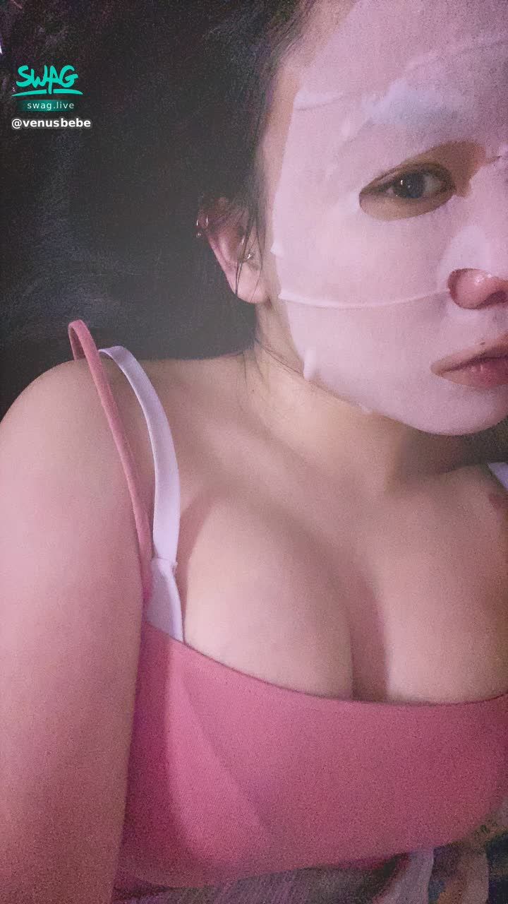 venusbebe : 喵～本公主👸🏼好像很久沒發動態了😛
(敷完面膜就睡覺了～❤️）


看下去吧～～～～
⬇️⬇️⬇️⬇️⬇️

❤️首次回覆私訊可以解鎖新粉福利，
之後的每1條私信=1張福利圖/跟您聊天(語音文字回覆)

❤️長片7條全部解鎖
可換隨機發的隱藏片/私藏片5分鐘


❤️送🎁10K以下的
= 隨心發5分鐘私藏片/+日常自拍裸照福利
❤️送🎁20K以下的
=隨心發10分鐘私藏片/+日常自拍裸照福利

晚安😘