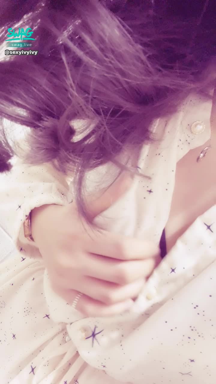 sexyivyivy : 想吃虎皮蛋糕當下午茶了嗎
把衣服打開
給你享受一下😛😛😛