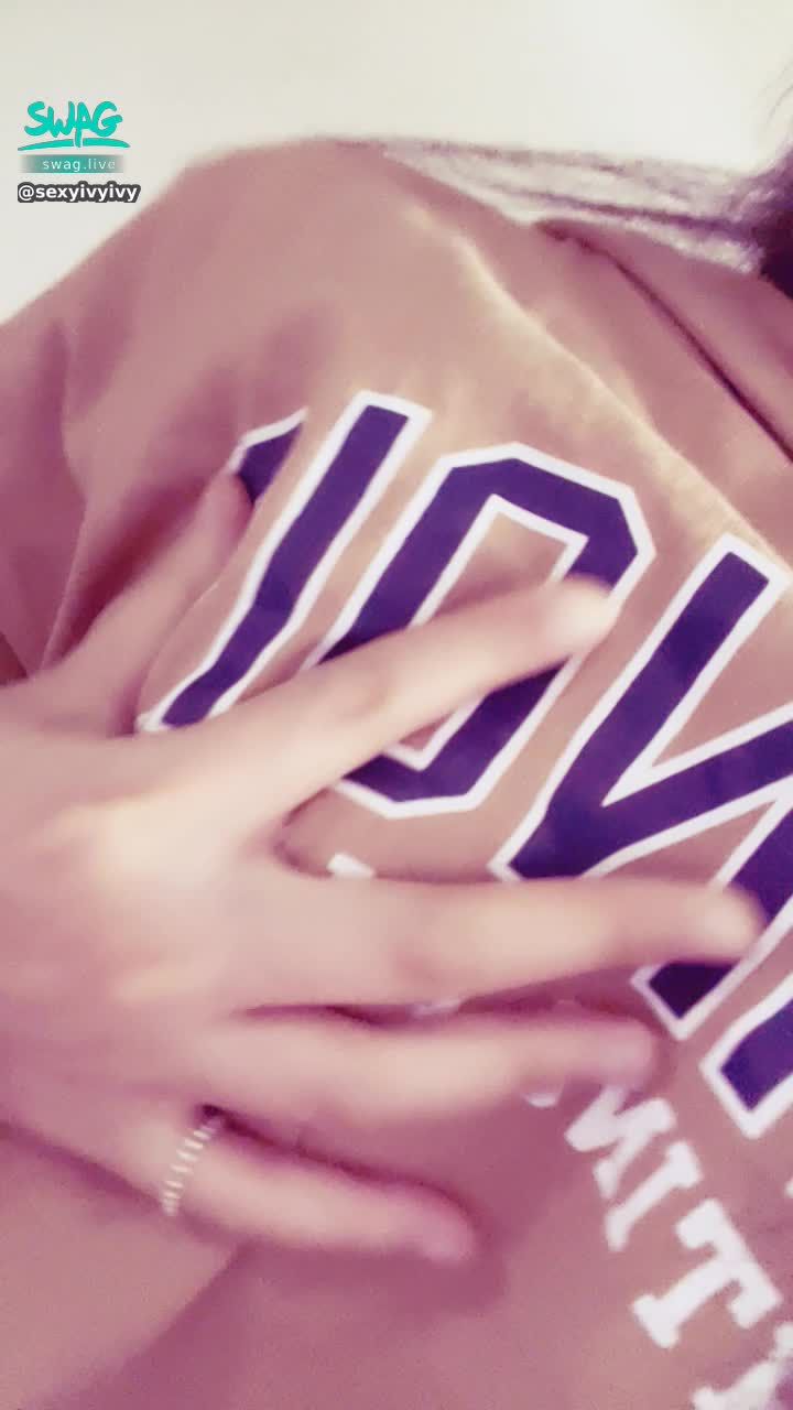 sexyivyivy : 趁妹妹洗澡
趕快在床上勾引你😈😈😈要把我拉去陽台嗎🙈🙈
