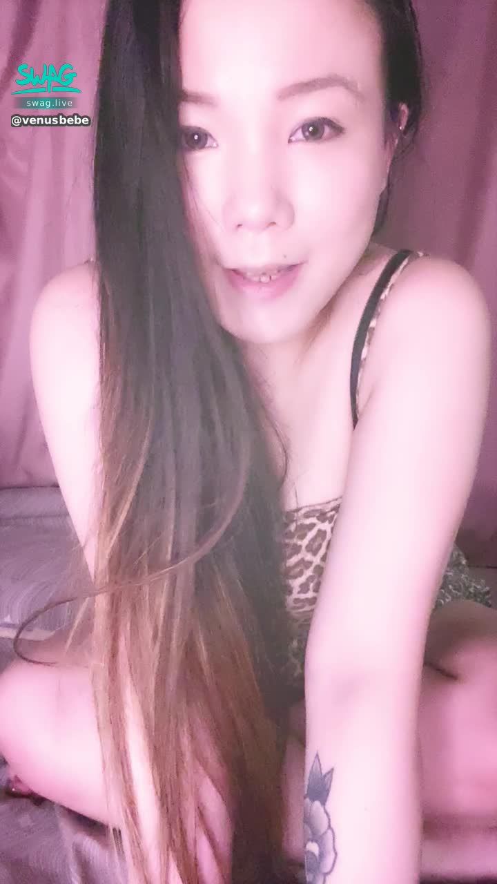 venusbebe : 諗唔開，開吓直播先❤️
今日直播純交流、彈結他唱歌

消費榜上頭20名
🉑️以得到我嘅自拍寫真20張

消費榜上頭10名
🉑️以得到福利包(內含私藏片段+其他diy影片的片段)

消費榜頭3名
🉑️以得到我的私藏片1套+今天晚上直播限定影片1套

而且留意一下我的profile最後幾句，
消費榜榜首的頭3名同樣得到這個機會，
如有不明白的地方可以直播期間或直接私訊發問🥰😘

希望大家會多多支持喔❤️
要不然寶寶心都要碎了😭😭😭
以後不露臉😞😞😞