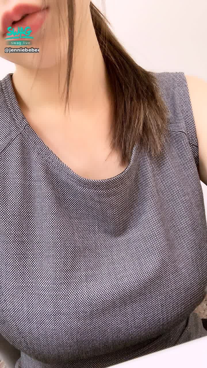 jenniebebee : 上班的ol日常👄👄等等下班回覆訊息喔
明天就是週末了 回覆 週末想愛愛 送521驚喜😘