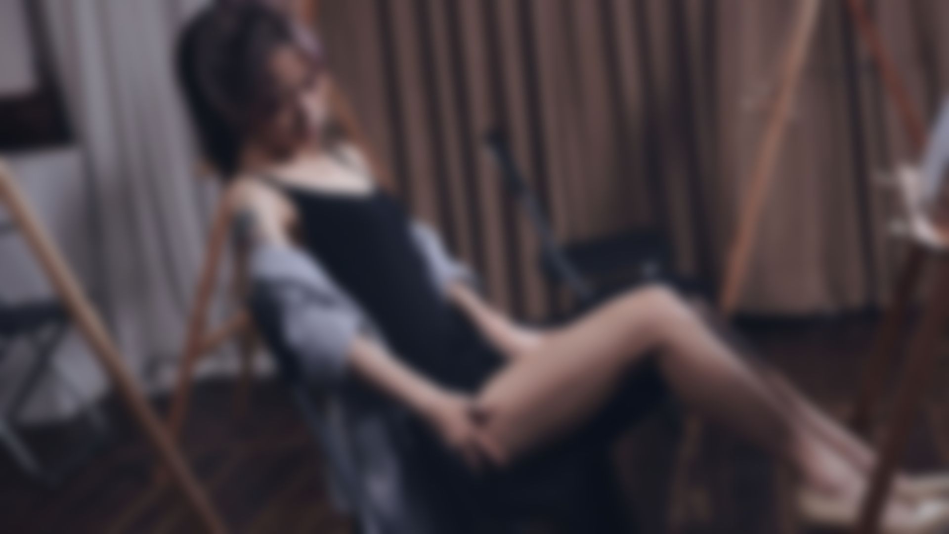 elvababe : 認真教學的柔柔老師，用身體激發學生的天賦，直接把美乳露出給男同學看，最後還將嫩鮑掰開，讓調皮學生盡情抽插～「快坐好，老師要上課囉」
為無法出門退火的哥哥們打氣，SWAG最低鑽長片！讓柔柔來幫你舒服一下！

#高跟鞋 #制服 #美乳 #白虎 #美少女 #角色扮演 #女老師