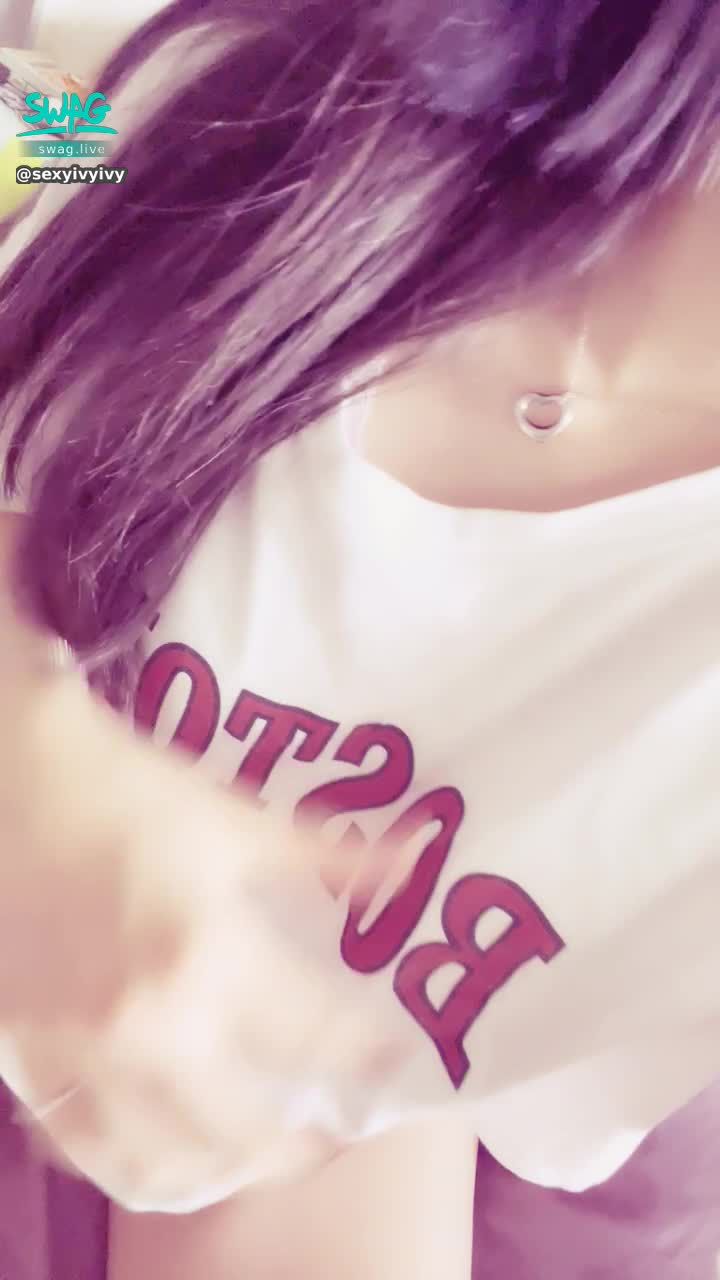 sexyivyivy : 餓了😈😈寶貝要吃我了嗎
我來把你揉揉
用胸部幫你揉揉