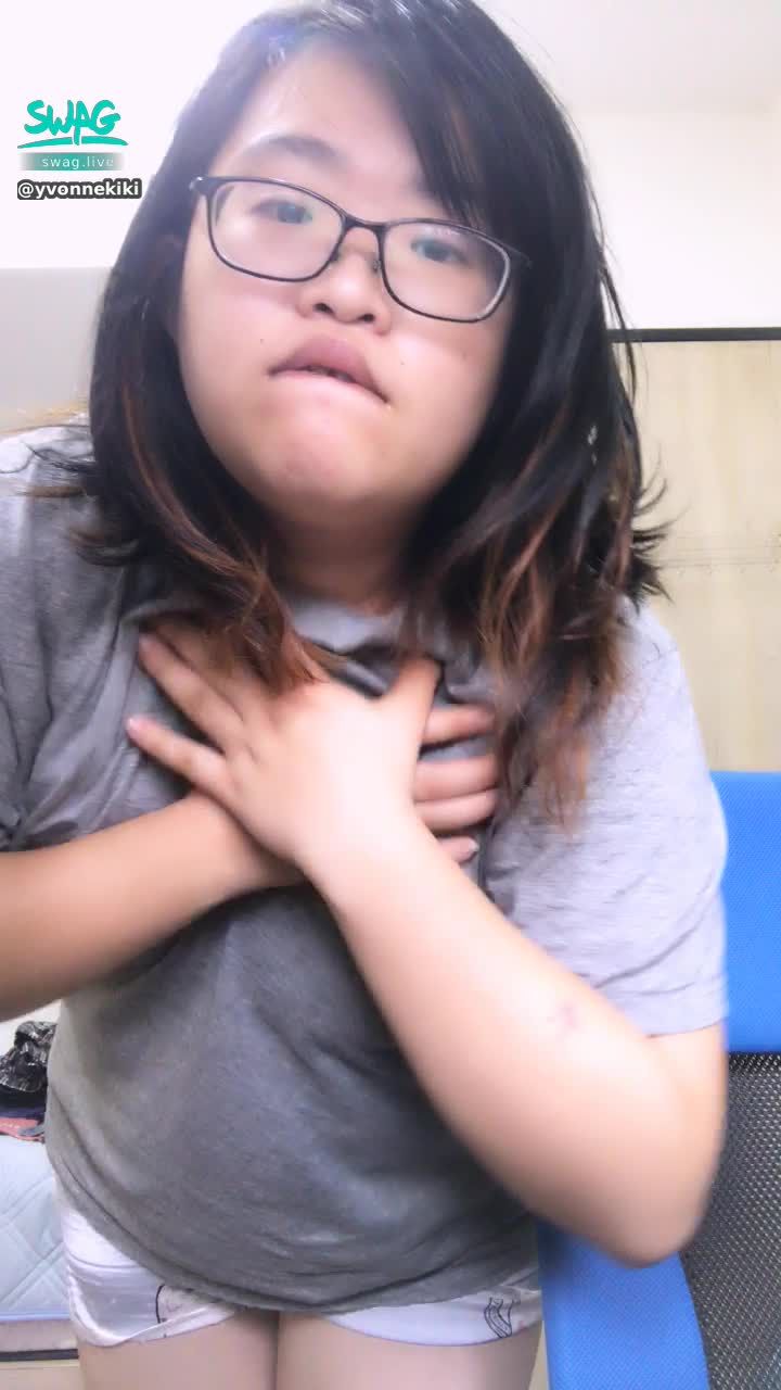 y********i : 月月來了好想要騷給你看幫你乳交