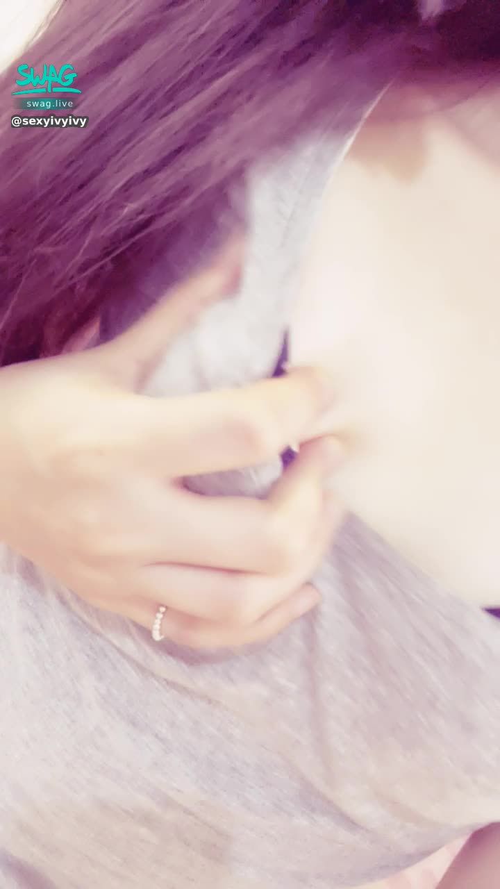 sexyivyivy : 剛剛出門買了兩顆水果
我也準備了兩顆
來餵你吃😈😈😈