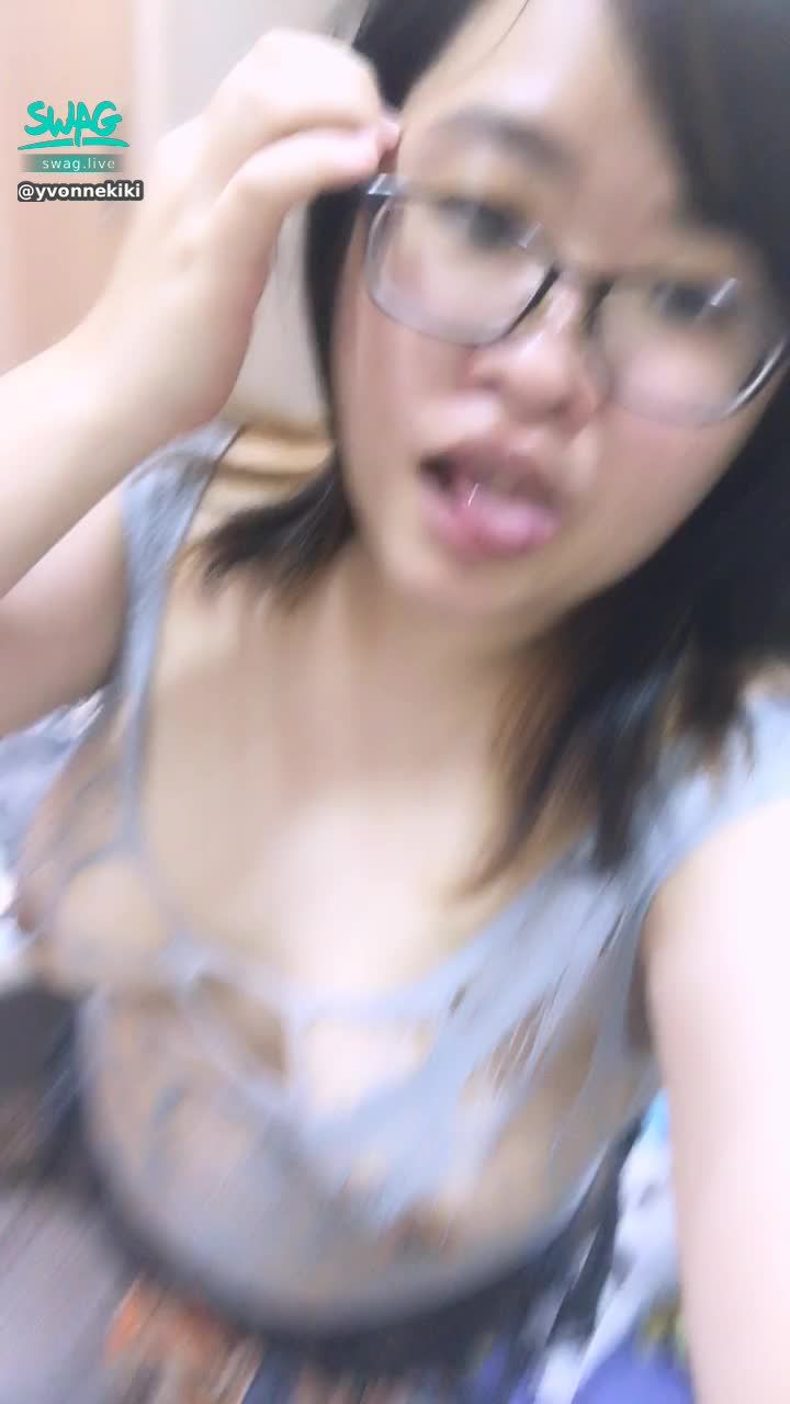 y********i : 這件好像性感女僕呦這樣幫你服務應該會很喜歡😘吧露臉奶穴