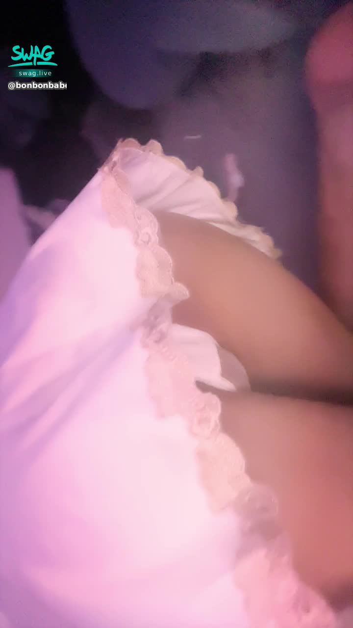  : 偷窺視角🆘小褲褲是半透明蕾絲的都被看光了啦🤭圓潤蜜桃看了好想拍下去🔥