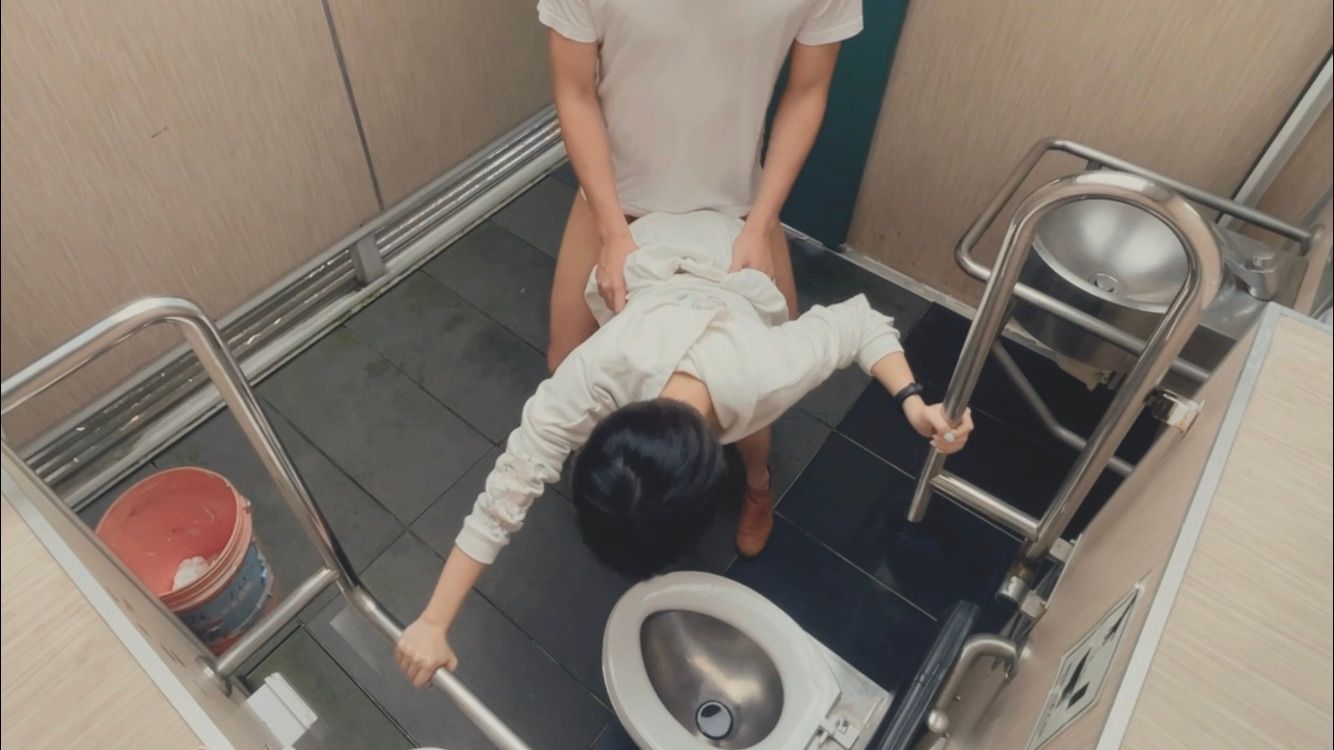 cutejoanne : 😱第一次約炮😱為求刺激直接公廁大戰，🔥無套抽插、口爆吞精🔥