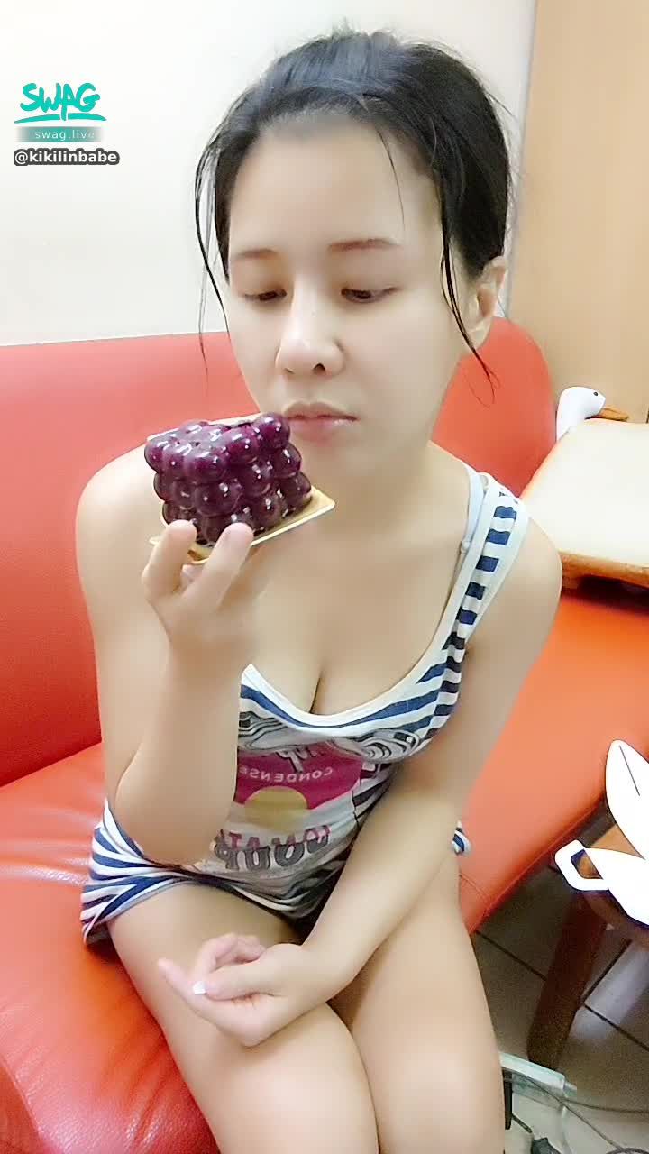 kikilinbabe : 吃你身上那兩顆大大的葡萄