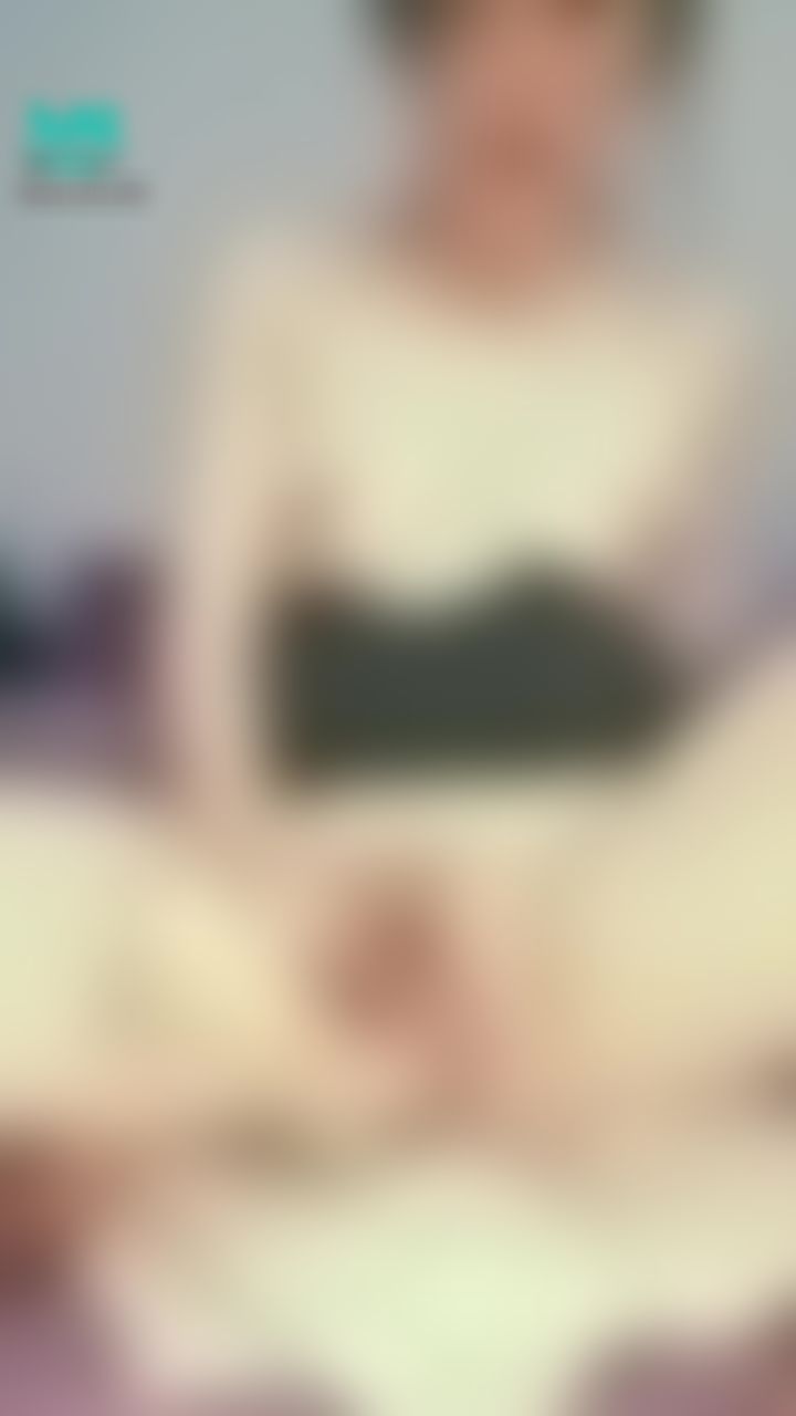  : 被手指棒棒插爆的小穴，抽出來還牽絲了，淫水還流了幾滴……那臉好滿足啊～